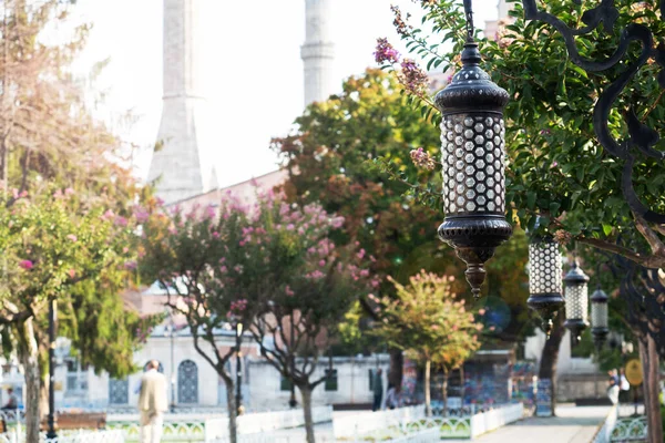 İstanbul, Türkiye - 05 Eylül 2019: Mavi cami yakınlarındaki meydanda fenerler ve Sultanahmet meydanında Ayasofya