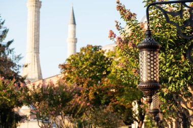 İstanbul, Türkiye - 05 Eylül 2019: Mavi cami yakınlarındaki meydanda fenerler ve Sultanahmet meydanında Ayasofya