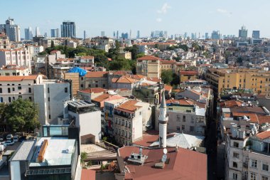 İstanbul, Türkiye - 05 Eylül 2019: İstanbul 'un tarihi merkezinin panoramik görünümü, İstanbul Boğazı' nın kıyısında mimari