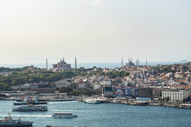 İstanbul, Türkiye - 05 Eylül 2019: İstanbul 'un tarihi merkezinin panoramik görünümü, İstanbul Boğazı' nın kıyısında mimari