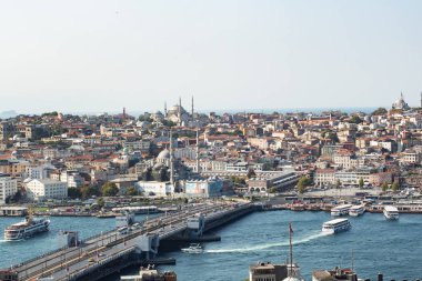 İstanbul, Türkiye - 05 Eylül 2019: İstanbul 'un tarihi merkezinin panoramik görünümü, İstanbul Boğazı' nın kıyısında mimari
