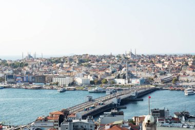 İstanbul, Türkiye - 05 Eylül 2019: İstanbul 'un tarihi merkezinin panoramik görünümü, İstanbul Boğazı' nın kıyısında mimari