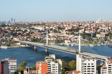 İstanbul, Türkiye - 05 Eylül 2019: İstanbul 'un tarihi merkezinin panoramik görünümü, İstanbul Boğazı' nın kıyısında mimari