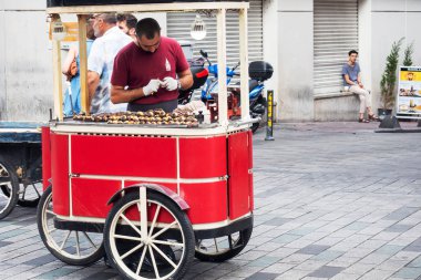 İstanbul, Türkiye - 05 Eylül 2019: İstanbul 'un tarihi merkezinde kavrulmuş kestaneler satıldı