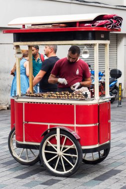 İstanbul, Türkiye - 05 Eylül 2019: İstanbul 'un tarihi merkezinde kavrulmuş kestaneler satıldı