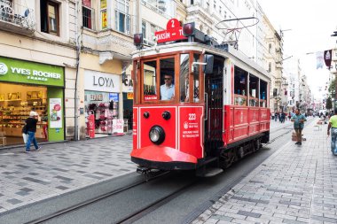İstanbul, Türkiye - 05 Eylül 2019: İstanbul 'da Taksim Meydanı' ndaki kırmızı vintage tramvay.