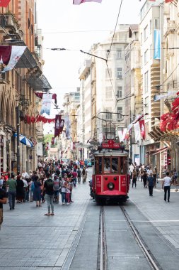 İstanbul, Türkiye - 05 Eylül 2019: İstanbul 'da Taksim Meydanı' ndaki kırmızı vintage tramvay.