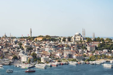 İstanbul, Türkiye - 05 Eylül 2019: İstanbul 'un tarihi merkezinin panoramik görünümü, İstanbul Boğazı' nın kıyısında mimari
