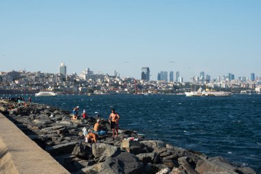 İstanbul, Türkiye - 05 Eylül 2019: İstanbul 'un tarihi merkezinin panoramik görünümü, İstanbul Boğazı' nın kıyısında mimari