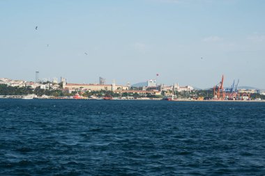 İstanbul, Türkiye - 05 Eylül 2019: İstanbul 'un tarihi merkezinin panoramik görünümü, İstanbul Boğazı' nın kıyısında mimari
