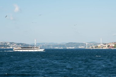 İstanbul, Türkiye - 04 Eylül 2019: İstanbul Boğazı 'ndan yük sanayi tankerleri geçiyor,