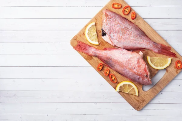 Сырая Рыба Окунь Головы Ломтиками Лимона Красным Острым Перцем Чили — стоковое фото