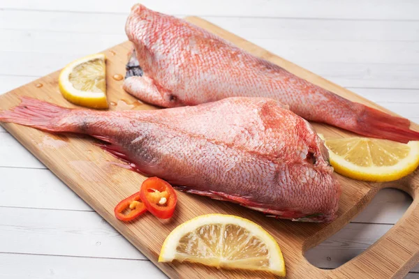 Surowa Ryba Okoń Bez Głowy Plastrami Cytryny Czerwoną Gorącą Papryką — Zdjęcie stockowe