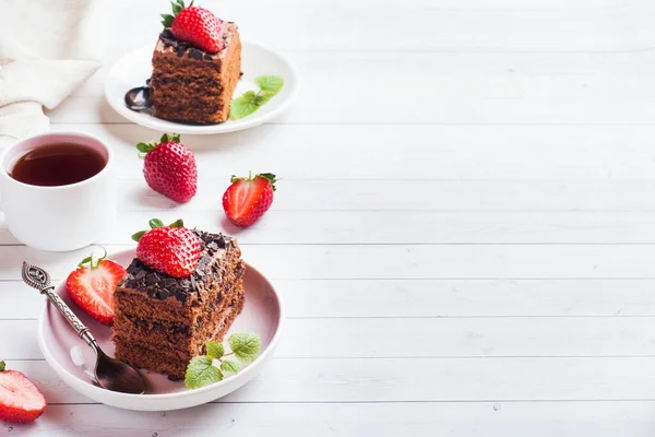 Pastel Trufa Con Chocolate Fresas Menta Una Mesa Madera Blanca — Foto de Stock