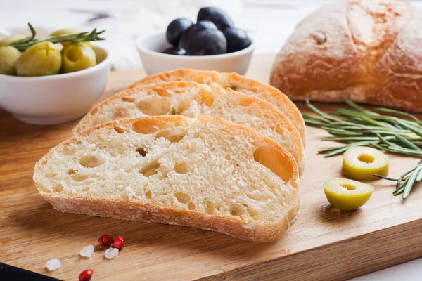 Italienisches Ciabatta Brot Mit Oliven Und Rosmarin Auf Einem Holzbrett — Stockfoto