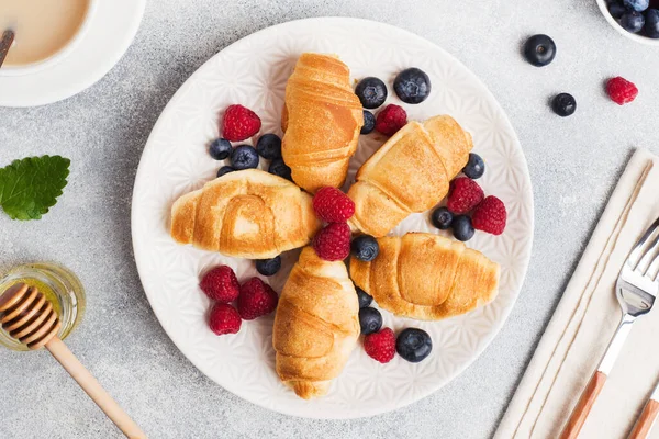 Croissants Con Frambuesas Frescas Arándanos Sobre Fondo Hormigón Oscuro Copiar — Foto de Stock