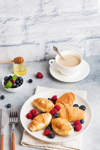 Croissants Con Frambuesas Frescas Arándanos Sobre Fondo Hormigón Oscuro Copiar — Foto de Stock