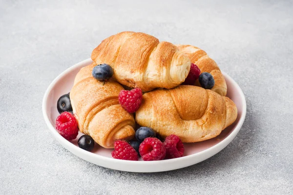 Croissants Fresh Raspberries Blueberries Grey Concrete Background — Stock Photo, Image