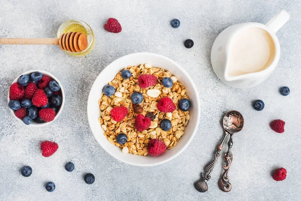 Zdrowe Śniadanie Świeże Granola Musli Jogurtem Jagód Szarym Tle Kopiuj — Zdjęcie stockowe