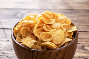 Kuru mısır gevrekleri ve sütlü kahvaltı için doğal tahıllar. Ahşap arkaplan Kopyalama alanı