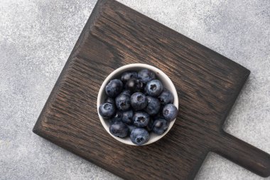 Taze yaban mersinleri ahşap bir tabakta