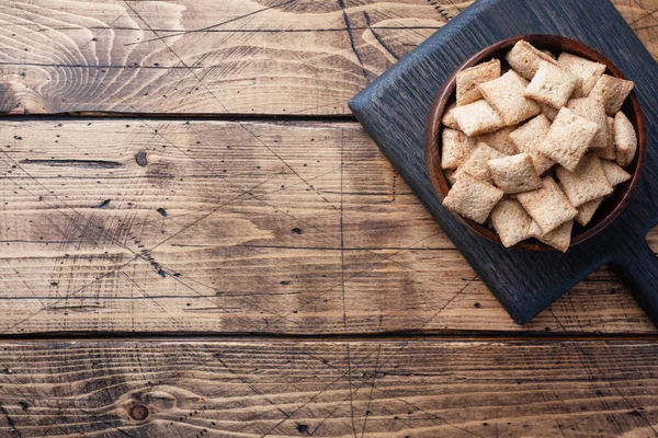 Ciasteczka Nadzieniem Czekoladowym Płatki Naturalnych Zbóż Zdrowe Śniadanie Mlekiem Drewniany — Zdjęcie stockowe
