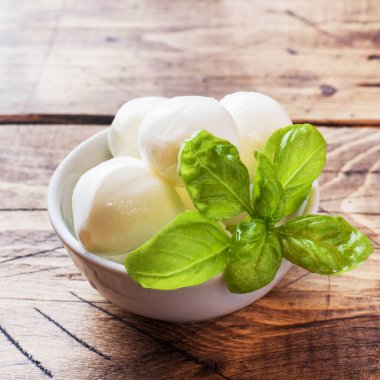 Mozzarella topları ve Fesleğen çanak, seçici odak.