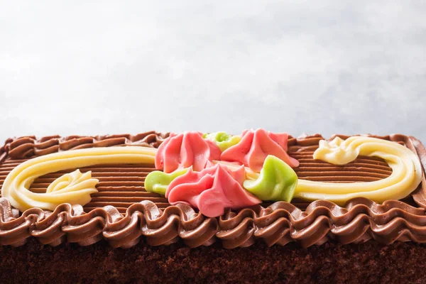 Pastel Rectangular Chocolate Decorado Con Rosas Crema Sobre Una Mesa — Foto de Stock