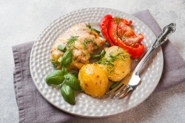 Bir tabakta tavuk ve sebze ile Fırında patates