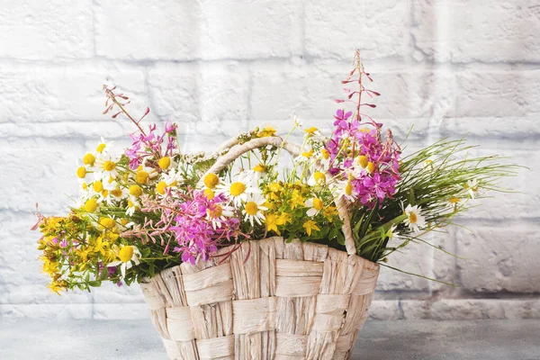 Bouquet of beautiful wildflowers in a basket on a gray background with copy space — Stock Image Bouquet Beautiful Wildflowers Basket Gray Background Copy Space Stock Photo