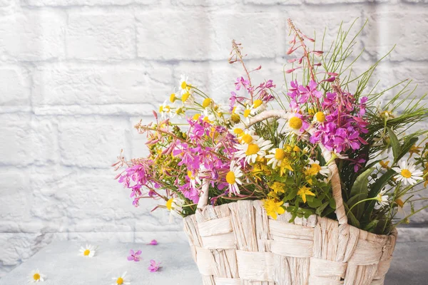 Bouquet of beautiful wildflowers in a basket on a gray background with copy space — Stock Image Bouquet Beautiful Wildflowers Basket Gray Background Copy Space Stock Picture