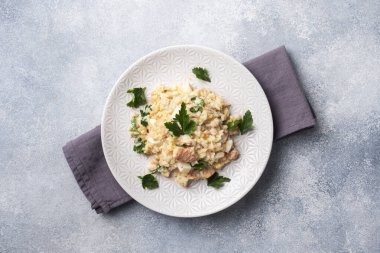 Haşlanmış pirinç salatası, kırmızı balık pembe somon yumurtası ve yeşil sebze tabakta.