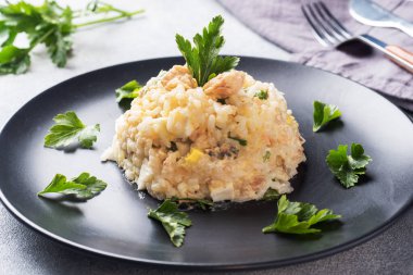 Haşlanmış pirinç salatası, kırmızı balık pembe somon yumurtası ve tabakta yeşil somon.