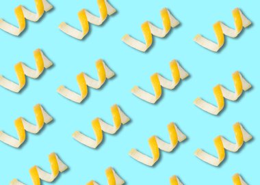 Mavi arka planda spiral şekilli limon aromalı desen. Duvar kağıdı Düz Üst görünüm yatıyordu