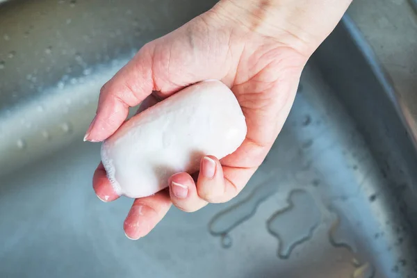 Wanita Memegang Sabun Tangannya Atas Wastafel Konsep Memperlakukan Kulit Tangan — Stok Foto