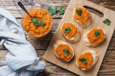 Ekmek kabaklı sandviçler havyar, soğan. Ev yapımı vejetaryen yemeği. Boşluğu kopyala