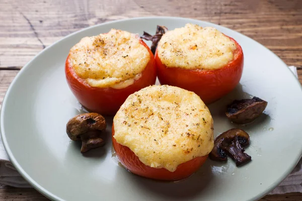 Tomates Inteiros Cozidos Recheados Com Cogumelos Queijo Com Temperos Fundo — Fotografia de Stock