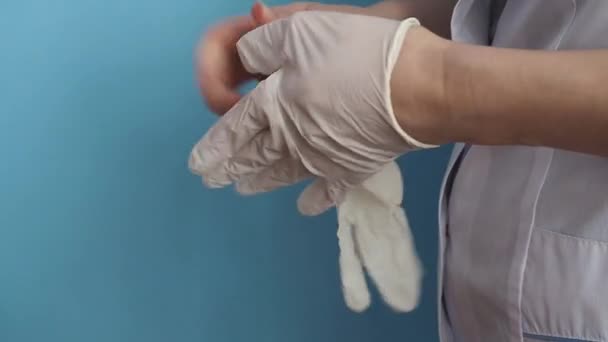 Médico Con Una Bata Blanca Pone Guantes Látex Las Manos — Vídeos de Stock