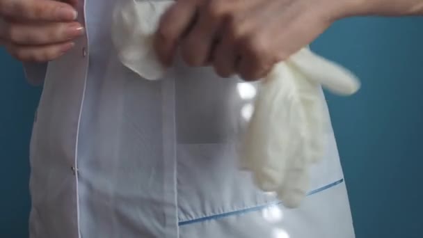 身穿白衣的医生把乳胶手套放进口袋 — 图库视频影像