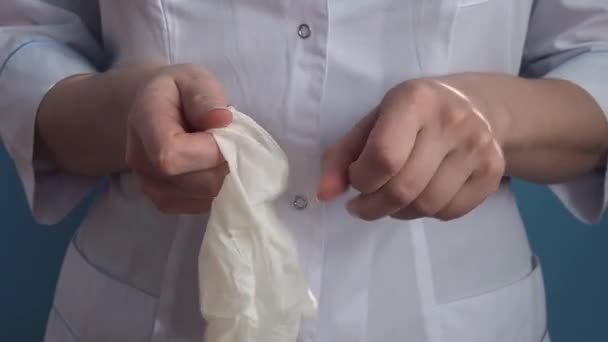 Medico Con Cappotto Bianco Mette Dei Guanti Lattice Sulle Mani — Video Stock