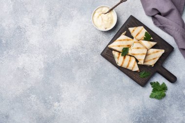 Peynir ve otlarla yuvarlan. Doldurulmuş ızgara pita ekmeği. Salatalık turp salatası. Sağlıklı Kahvaltı Fotokopi Uzayı