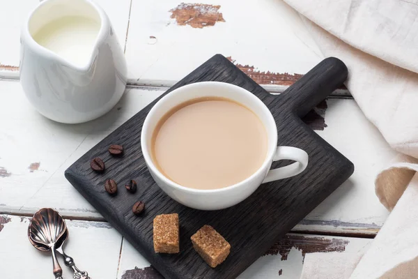Una Tazza Caffè Con Latte Cubetti Zucchero Canna Supporto Legno — Foto Stock