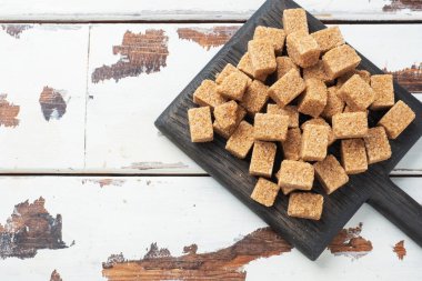 Tahta tezgahta birkaç küp şeker. Boşluğu kopyala