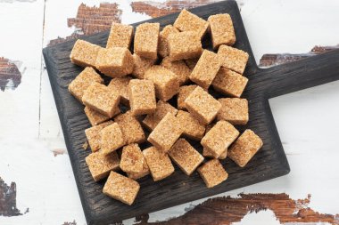 Tahta tezgahta birkaç küp şeker. Boşluğu kopyala