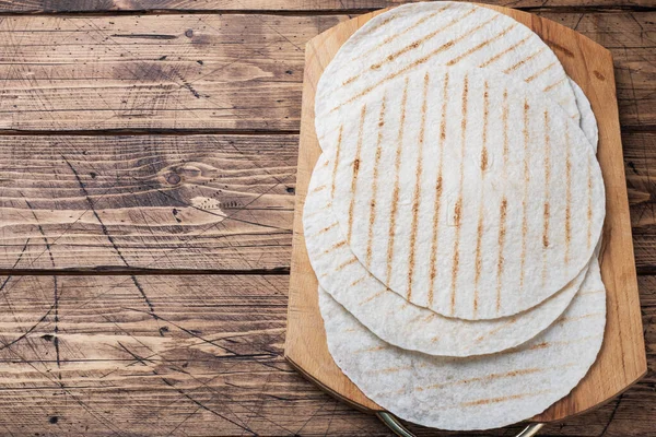 Leere Tortillas Auf Dem Grill Holzhintergrund Kopierraum — Stockfoto