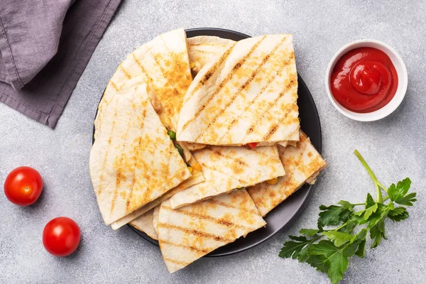 Triangular Slices Mexican Quesadilla Sauce Traditional Dish Mexico Tortillas Stuffed — Stock Photo, Image