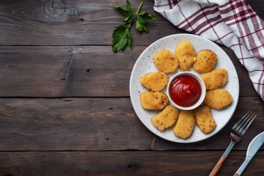 Domates soslu kızarmış tavuk nugget. Ahşap arka plan. Boşluğu kopyala