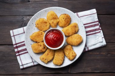 Domates soslu kızarmış tavuk nugget. Ahşap arka plan. Boşluğu kopyala