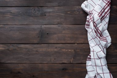 Tekstil peçete mutfak havlusu. Ahşap kırsal masa arka planı. Boşluğu kopyala