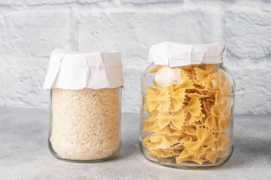 Cam kavanozda kuru makarna ve pirinç. Uzayı kopyala Yiyecek depolama, bağış kavramı